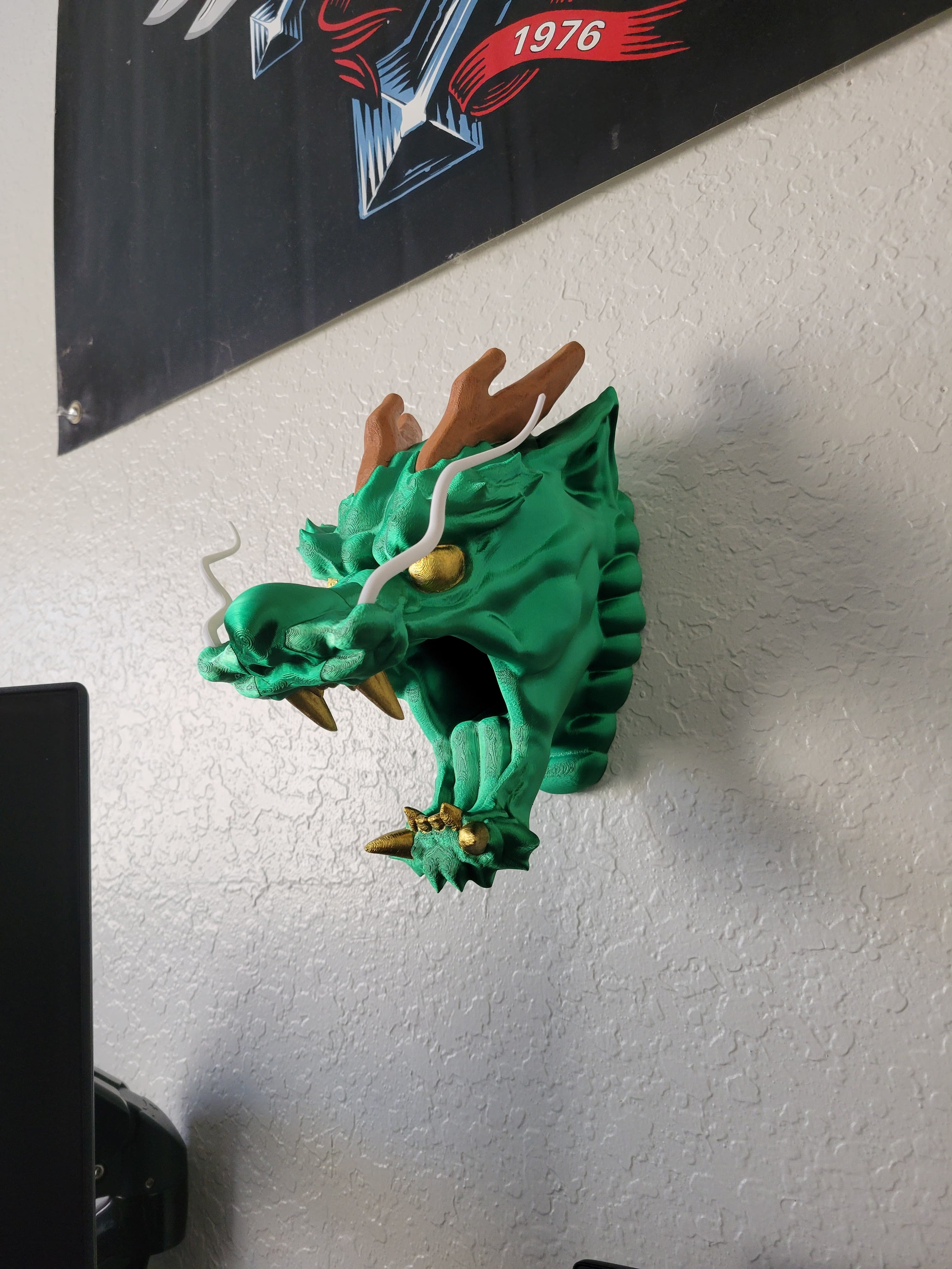 This turned out great, I don't have ams so I printed mono color and painted the detail. Only suggestion is, it needs the screw holes like your other designs. Other than that it's such a sick build!