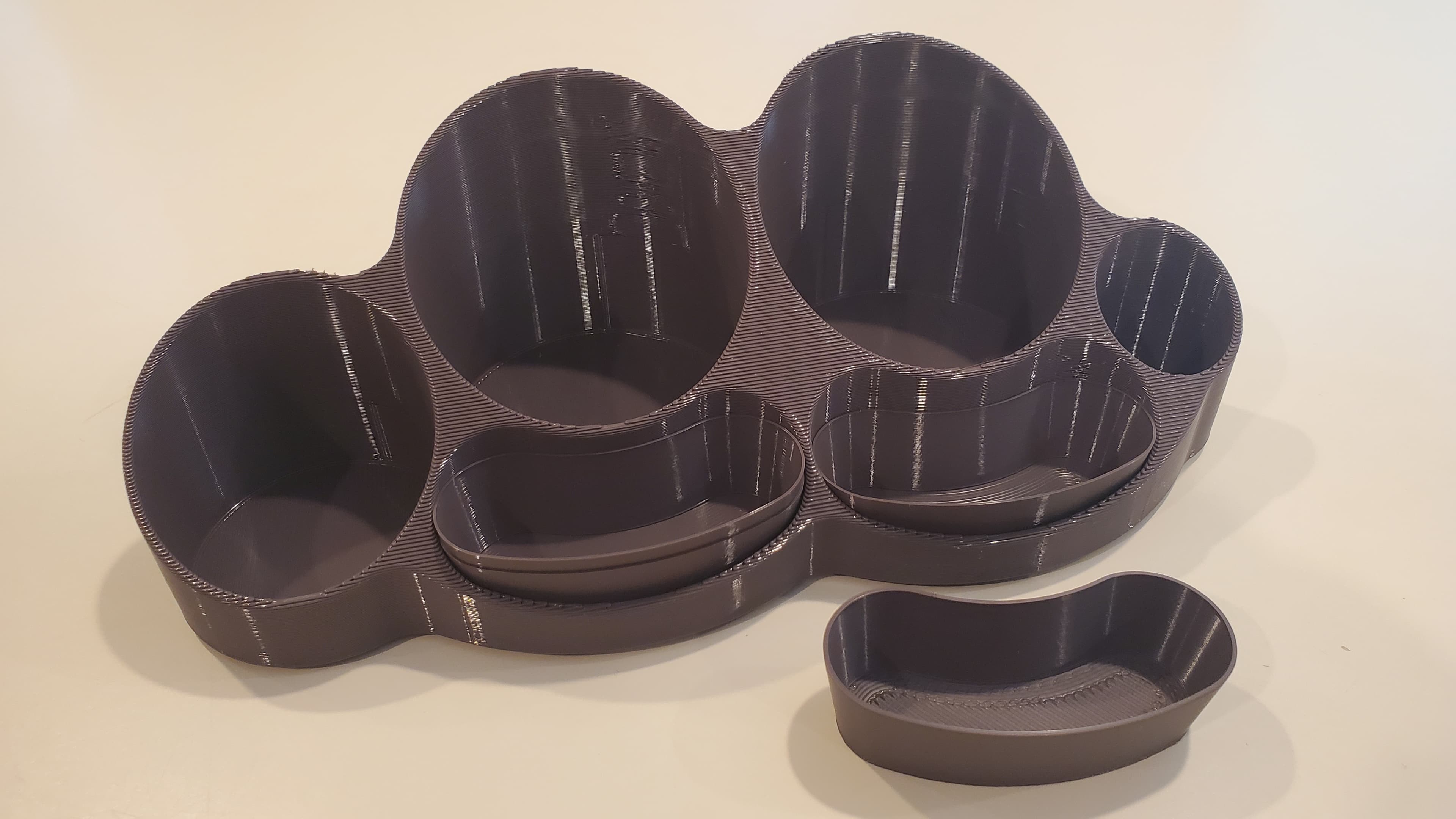 Pump bottle bench caddy with drip tray 3d model
